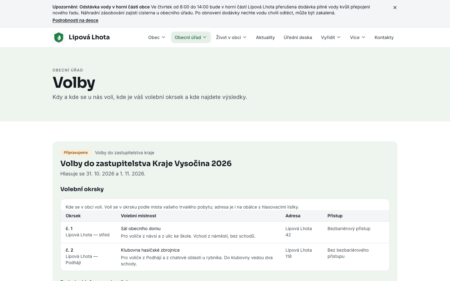 Stránka „Volby“ na webu ukázkové obce: štítek fáze, termín hlasování a tabulka volebních okrsků s adresami a bezbariérovým přístupem
