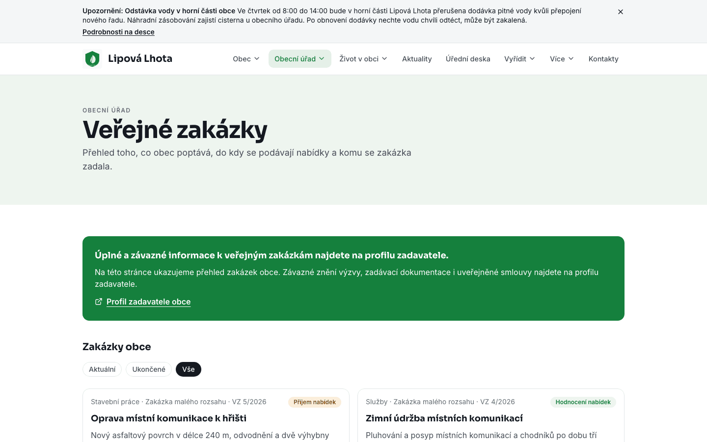 Stránka „Veřejné zakázky“ na webu ukázkové obce: zelená karta s odkazem na profil zadavatele, pod ní filtr aktuálních a ukončených zakázek a karty s druhem, číslem a stavem zakázky